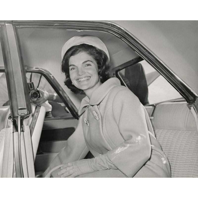 Jackie Kennedy souriant dans une voiture - photographie non encadrée, H 8 po x l 10 po