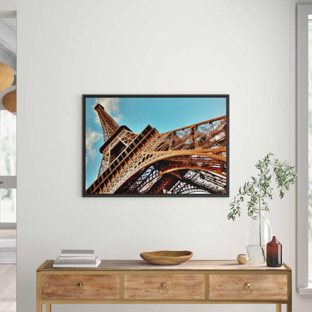 Gerahmtes Wandbild Gigantischer Eifelturm Paris