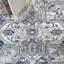 Tapis moderne persan rétro à motif de médaillons gris clair / bleu marine Lawton-210415289