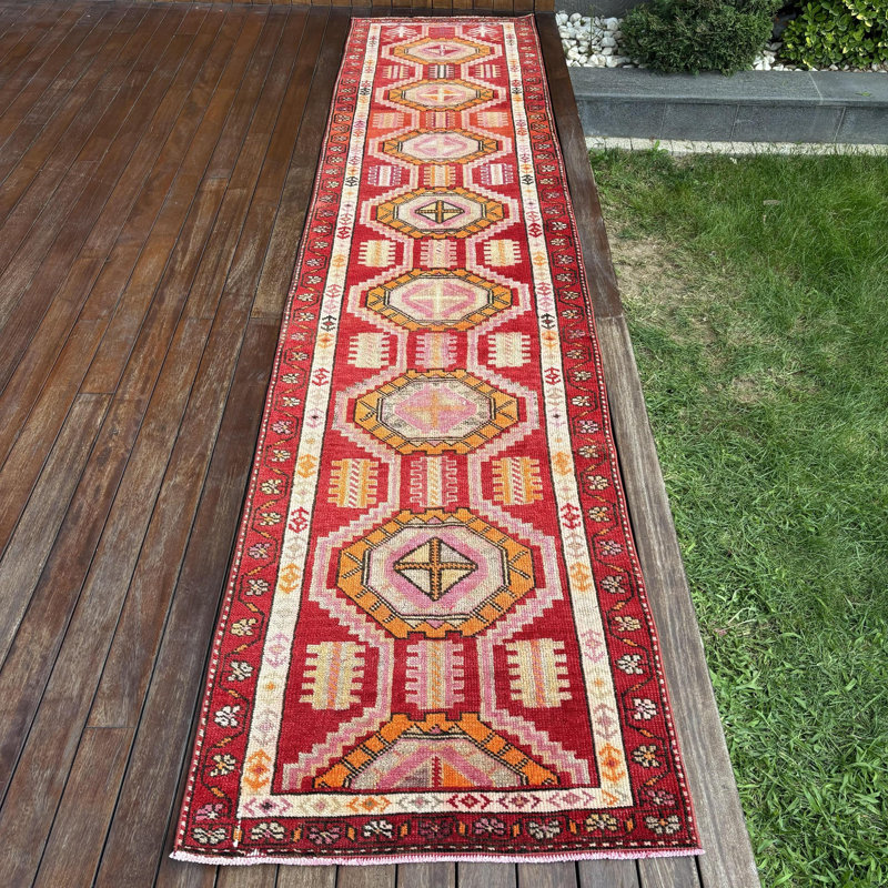 Charmant tapis rouge Herki, tapis rétro turc, idéal pour les escaliers et la cuisine
