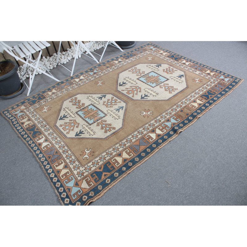 Tapis turc antique antique dans des tons de brun chaud, idéal pour rehausser votre salon ou votre cuisine