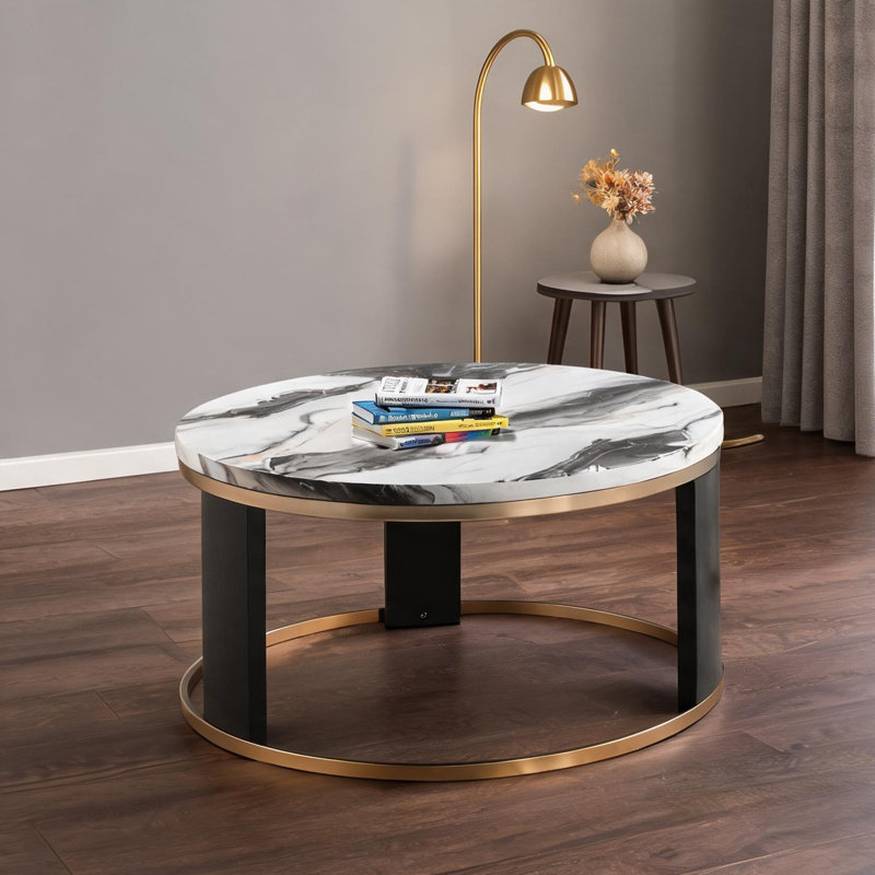 Table de cocktail avec plateau d'aspect marbre, anneau en métal doré, finition noir et blanc profond, idéale pour le salon ou la salle de séjour