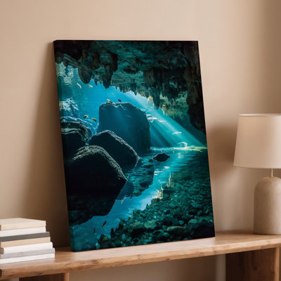 Toile, scène sereine d'une grotte sous-marine illuminée par des arbres éthérés, art mural turquoise filtrant la lumière à travers le plafond rocheux, art mural