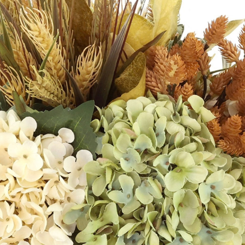 Arrangement d'automne avec hortensias, mini pommes de pin et chardon