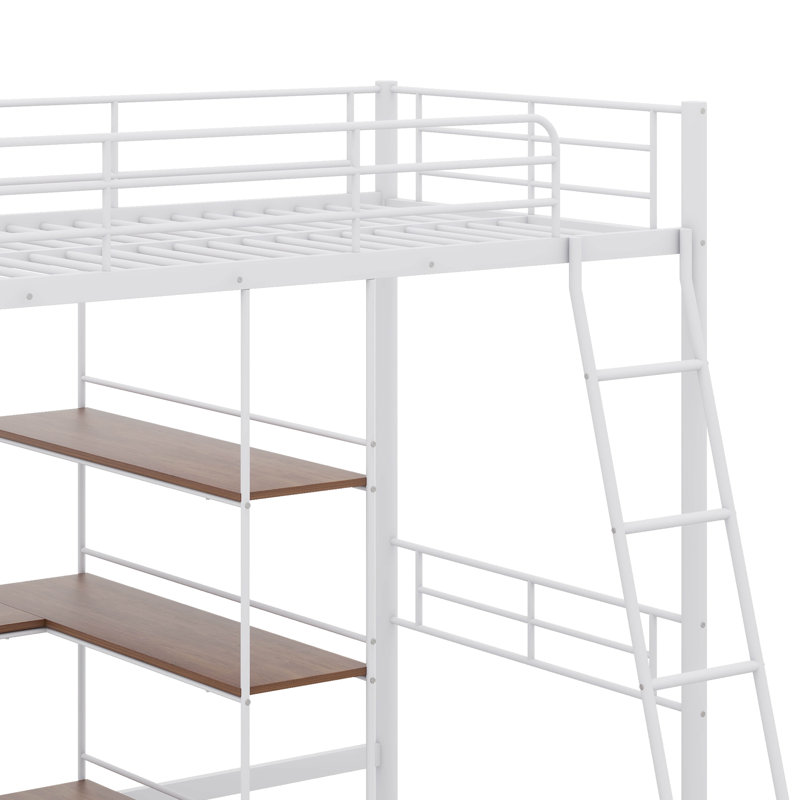 Un lit mezzanine en métal de taille simple avec un bureau intégré et des tablettes pour plus de fonctionnalité et de commodité