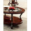 Table basse en cerisier brun de style traditionnel avec design orné, plateau en verre et tablette inférieure ouverte pour les salons élégants.