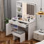 Meuble-lavabo fonctionnel avec miroir réglable, plusieurs modes d'éclairage et beaucoup de rangement, idéal pour l'organisation de la chambre à coucher et le maquillage.