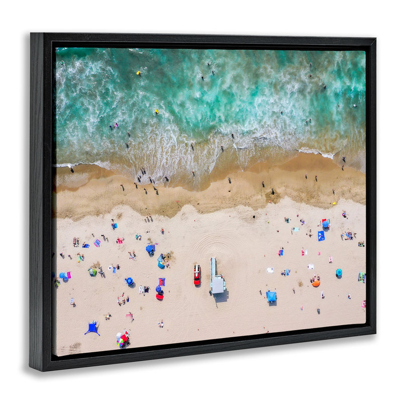 Vue aérienne de la plage d'été occupée, H 17 po x l 21 po, Cadre flottant noir de jais