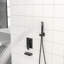 Système de douche mural noir mat avec bec de baignoire en cascade pour une expérience de bain joyeuse avec teinte et bec, pomme de douche carrée-127368474