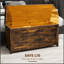 Coffre de rangement rustique en bois avec charnières de sécurité, intérieur spacieux pour une vie organisée et des sièges élégants.