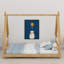 Lit maison avec tente et lumière-535734673