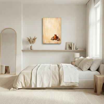 Art mural en toile terre cuite reposant sur toile taupe drapée
