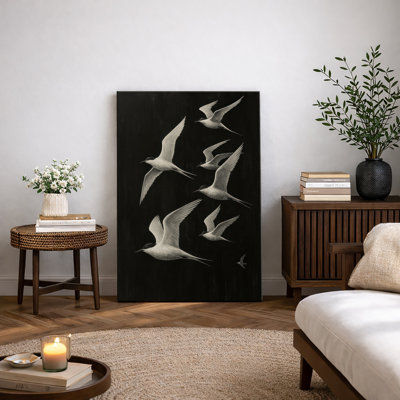 Oiseaux volants monochromes en mouvement sur fond noir - reproduction d'art sur toile encadrée
