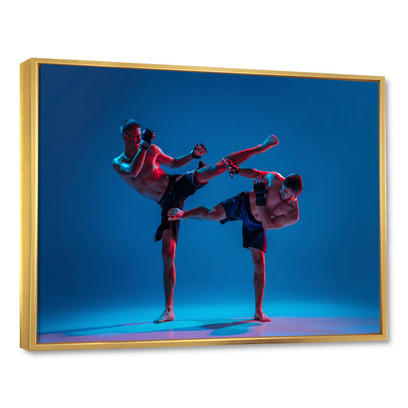 «Two Mma Fighters Boxing I» sur toile, Cadre flottant doré, H 24 po x l 32 po x P 1 po