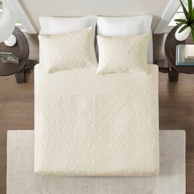 Courtepointe réversible double / grand crème. Profitez d'une bonne nuit de sommeil en été et en hiver. Rembourrage en coton prélavé. Comprend deux taies décoratives avec courtepointe. Literie lavable à la machine crème double / grand. Idéal pour