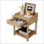 Table de chevet de style rétro avec tiroir et tablette ouverte, pieds tournés, poignée en métal pour le rangement et la présentation de la chambre à coucher