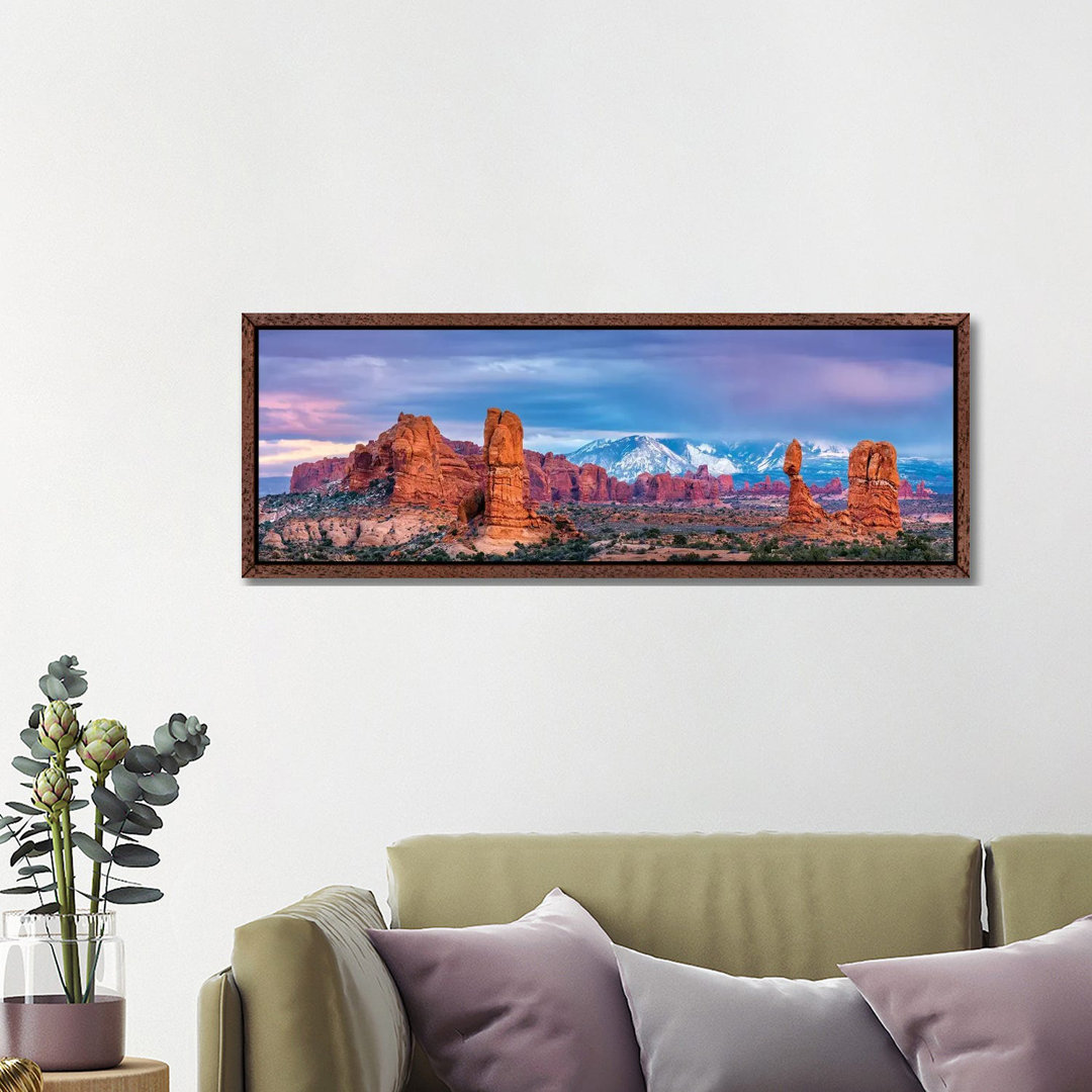 Balanced Rock And La Sal Mountains von Susanne Kremer - Panoramaleinwand auf Leinwand Giclée auf Leinwand