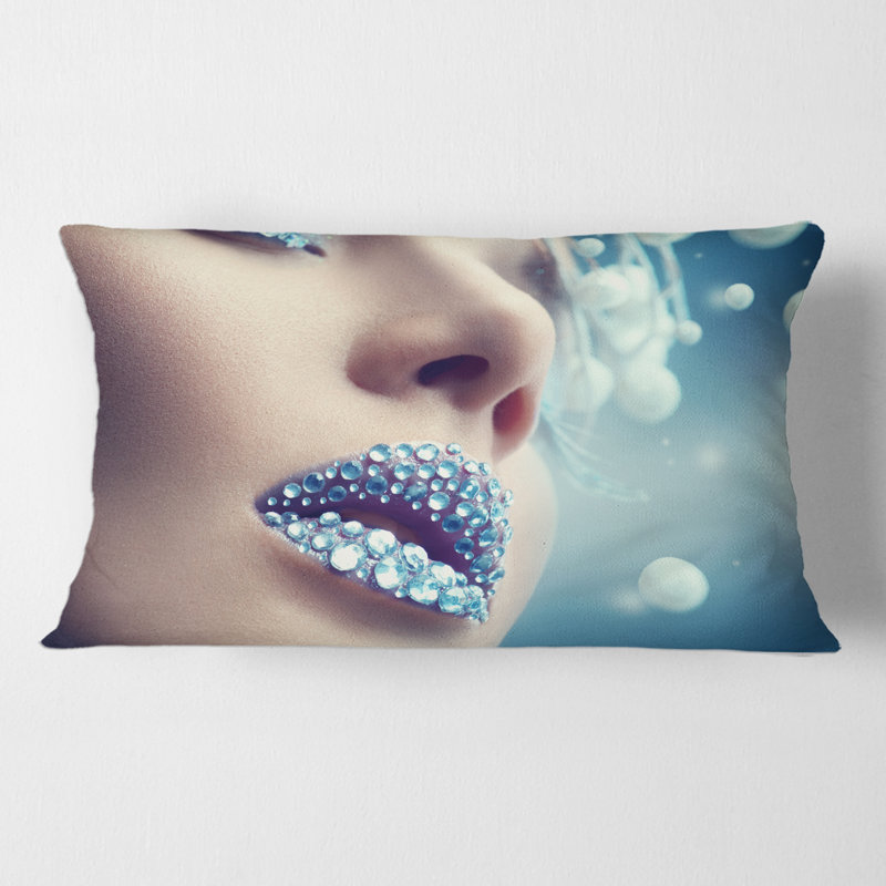 Gros plan sur une housse de coussin rectangulaire avec insert Gems on Woman Lips
