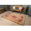Découvrez le luxe de ce tapis turc antique provenant des Terres d'Anatolie pour votre salle à manger