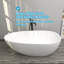 Baignoire autoportante à surface solide de 67 po avec drain central en blanc mat