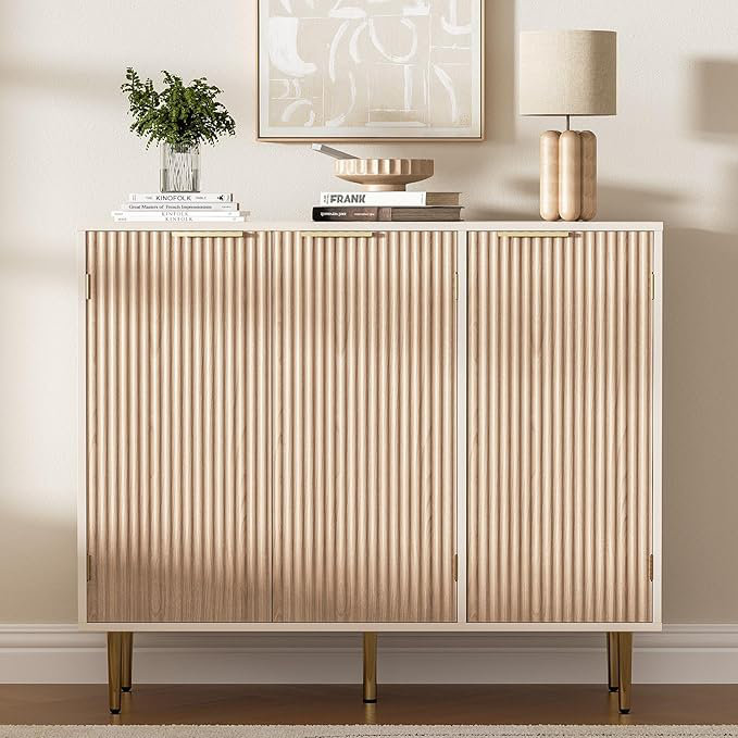 Buffet cannelé avec 3 portes, armoire d'appoint moderne avec tablettes réglables, rangement de cuisine avec poignées dorées, bar à café pour la cuisine, salle à manger