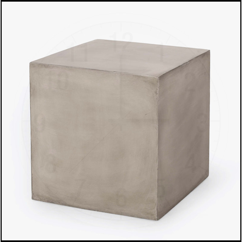 La table d'appoint d'extérieur MGO, idéale pour le patio et la terrasse, ajoute sophistication et style
