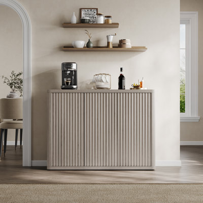 Buffet Cesiro l 46,65 po avec 3 portes cannelées et tablettes réglables