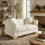 Canapé Chesterfield en velours beige, 2 places, 157 cm (62 pouces), accoudoirs arrondis, orné de clous dorés