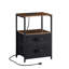 Table de chevet 22,83 po avec port USB, prise de courant et sac de rangement en tissu - Table de bout brune avec tablette et tiroirs en tissu pour chambre à coucher ou petits espaces