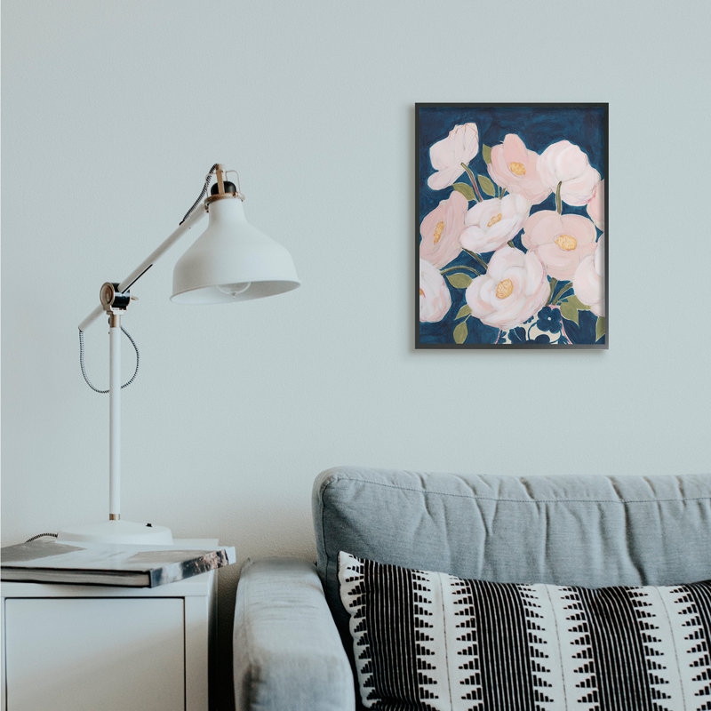 Fleurs printanières, pétales roses sur bleu profond, H 20 po x l 16 po, Giclée encadrée noir minuit
