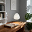 Lampe de table minimaliste en papier avec base trépied, lumière ambiante douce