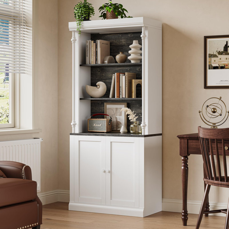 Bibliothèque haute avec 3 tablettes ouvertes et porte double, colonne romaine et 4 lumières réglables, armoire de rangement à grain de bois blanc et noir pour le bureau à domicile et le salon