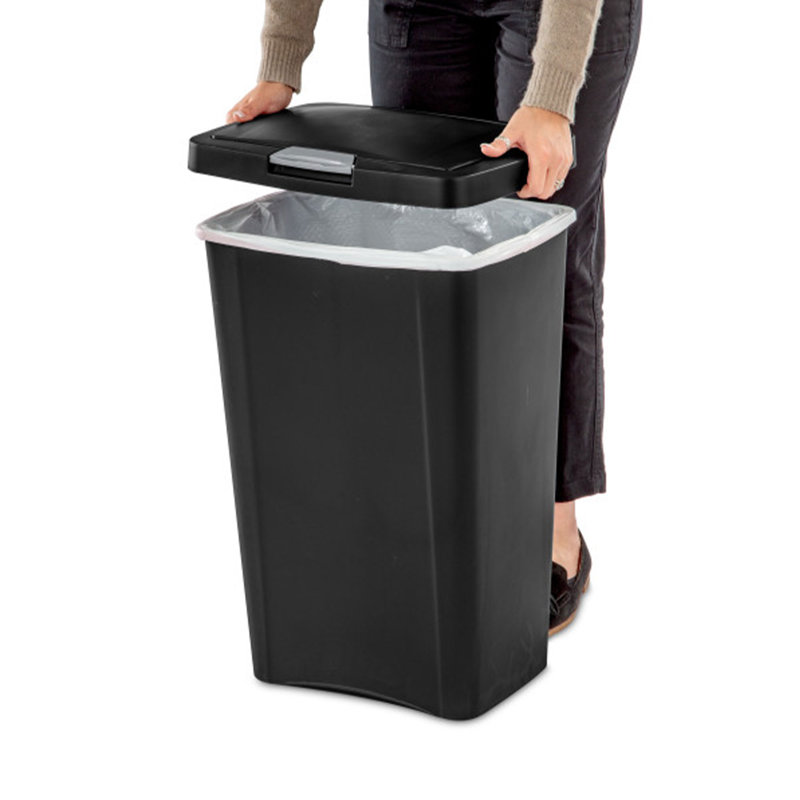 La corbeille à déchets avec couvercle Sterilite de 13 gallons avec couvercle qui s'ouvre au toucher dissimule les déchets dans la cuisine
