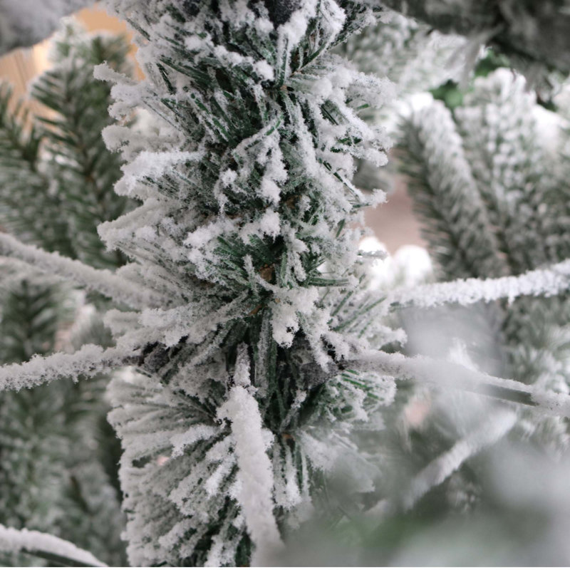 Arbre de Noël artificiel à charnière enneigé 7 pi avec embouts réalistes blancs non éclairés