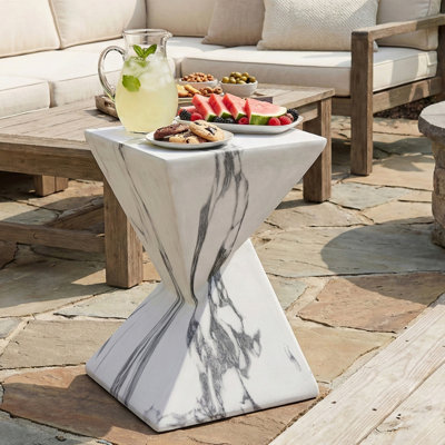 Table d'appoint moderne en béton 18,5 po de hauteur, table de bout de patio avec motif cannelé sculptural, table d'appoint minimaliste géométrique résistante aux intempéries pour jardin, balcon et bord de piscine, faux marbre