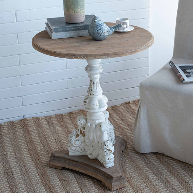 Table d'appoint ronde antique blanc, campagne française, H 27 po x l 22,5 po x P 22,5 po