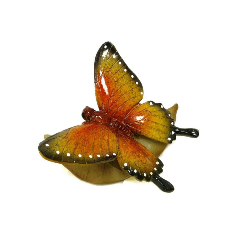 Figurine papillon jaune sur une feuille