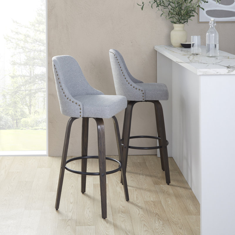 Tabouret de bar clouté 30 po à hauteur fixe avec pieds en bois cintré et repose-pieds rond - ensemble de 2, Light Grey/Brass