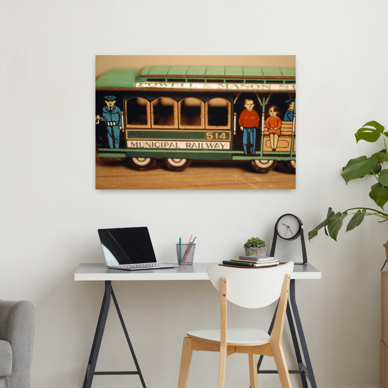 Gros plan sur un jouet rétro de style San Francisco, H 24 po x l 36 po