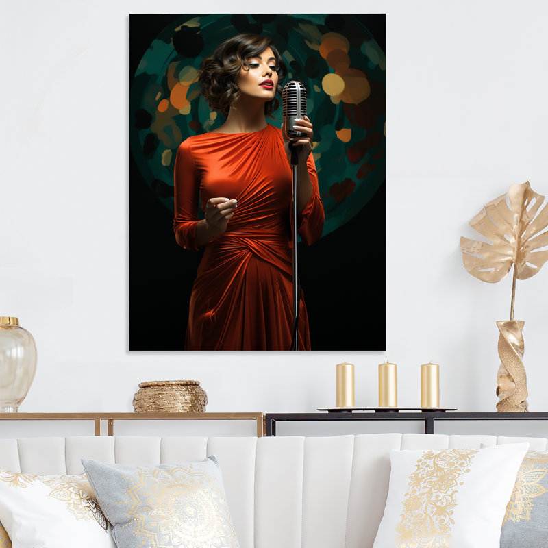 Femme écarlate écarlate en robe rouge avec micro - Art métallique tendance, H 40 po x l 30 po