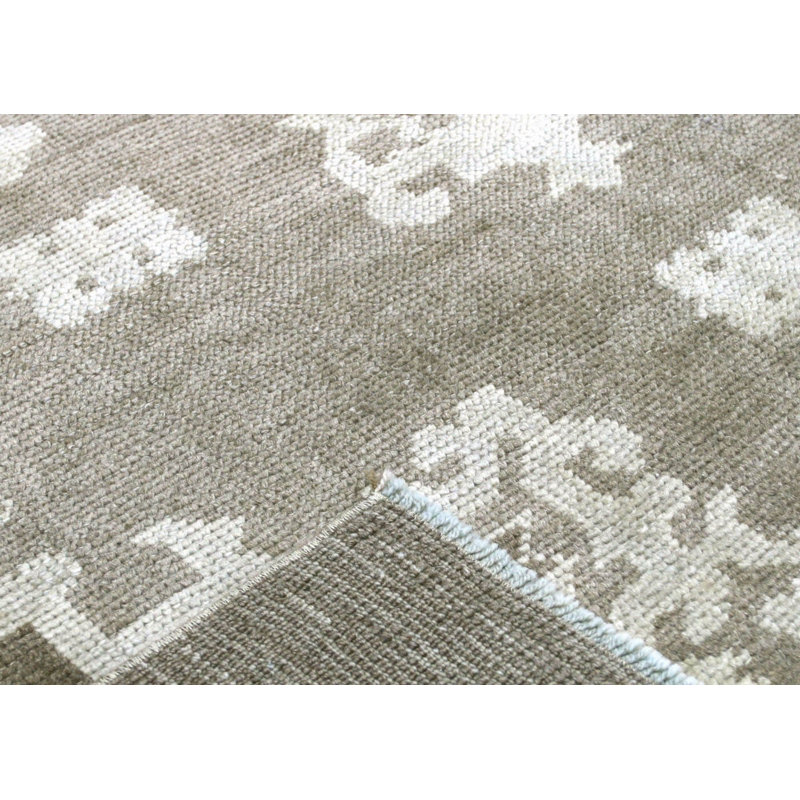 Tapis gris / ivoire en laine noué à la main de conception unique 6 pi 9 po x 9 pi 7 po des années 1960