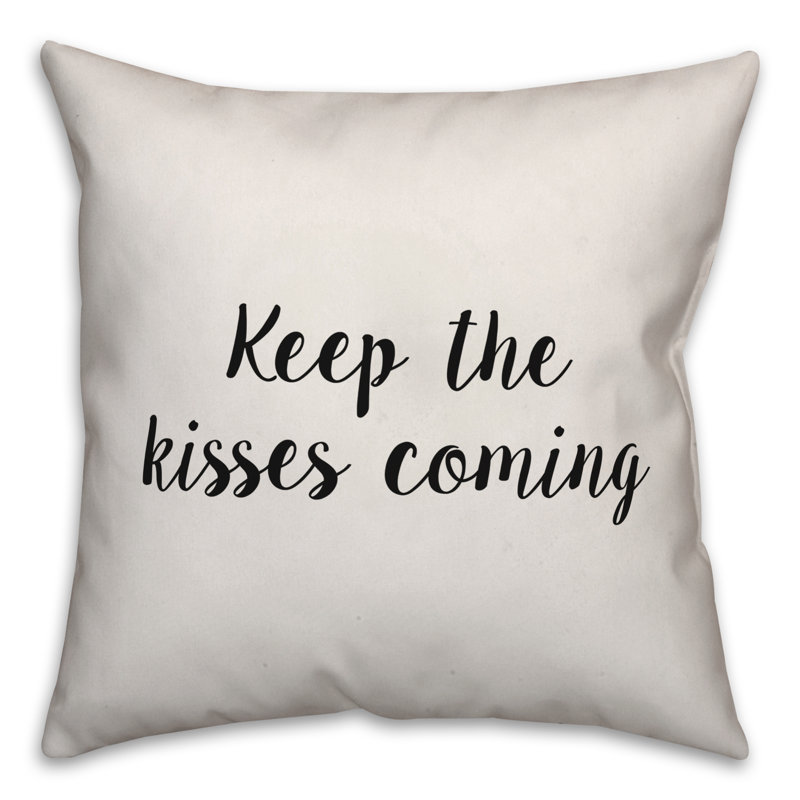 Coussin Keep the Kisses Coming, 20 po x 20 po