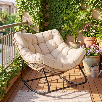 Fauteuil à bascule surdimensionné en rotin à assise profonde (84 x 91 x 79 cm) avec coussin épais capitonné, mobilier de jardin confortable pour terrasse, balcon et jardin, idéal pour la détente.