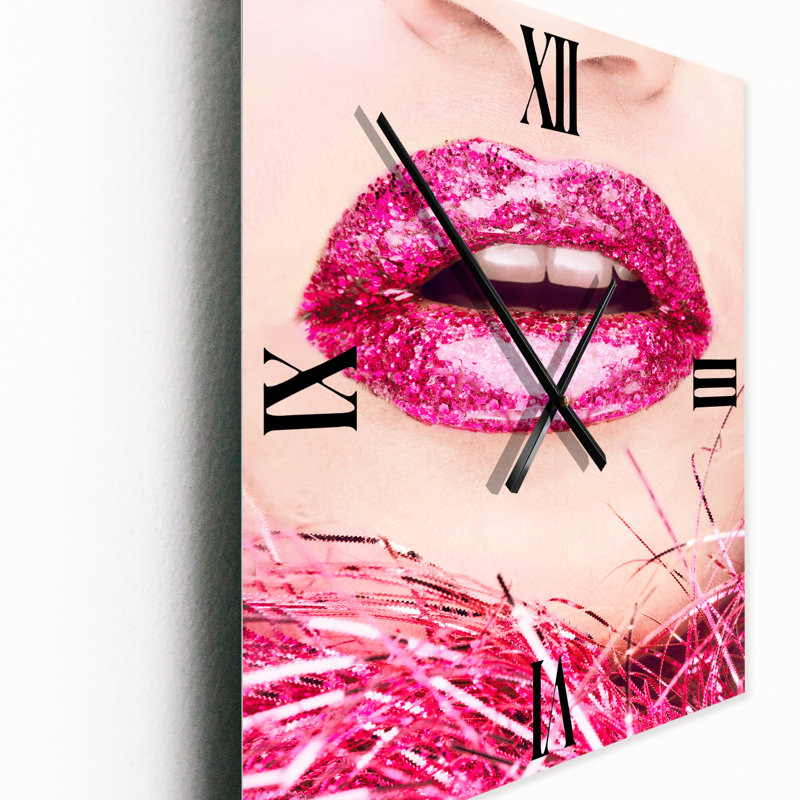 Gros plan sur Golden Woman Lips II - horloge murale moderne, Petit