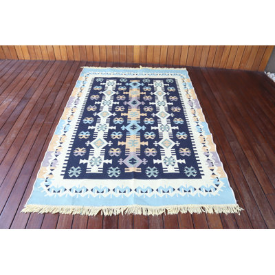 Tapis kilim turc fait à la main en bleu et beige avec motif géométrique pour le décor de salon de style bohémien et style tapis tissé