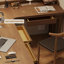 Bureau d'écriture en L en bois massif de couleur châtaignier clair avec tiroirs-2107845635-2107845646