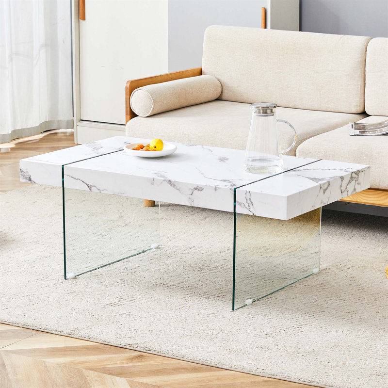 Élégante table basse en bois avec rangement dissimulé et surface durable, parfaite pour les salons modernes et pour recevoir des invités.
