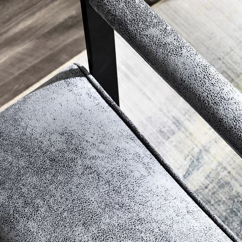 Fauteuil gris moderne du milieu du siècle avec coussin épais et microfibre à pois, structure métallique carrée pour bureau, fauteuil d'appoint en microfibre ouvert, style chambre