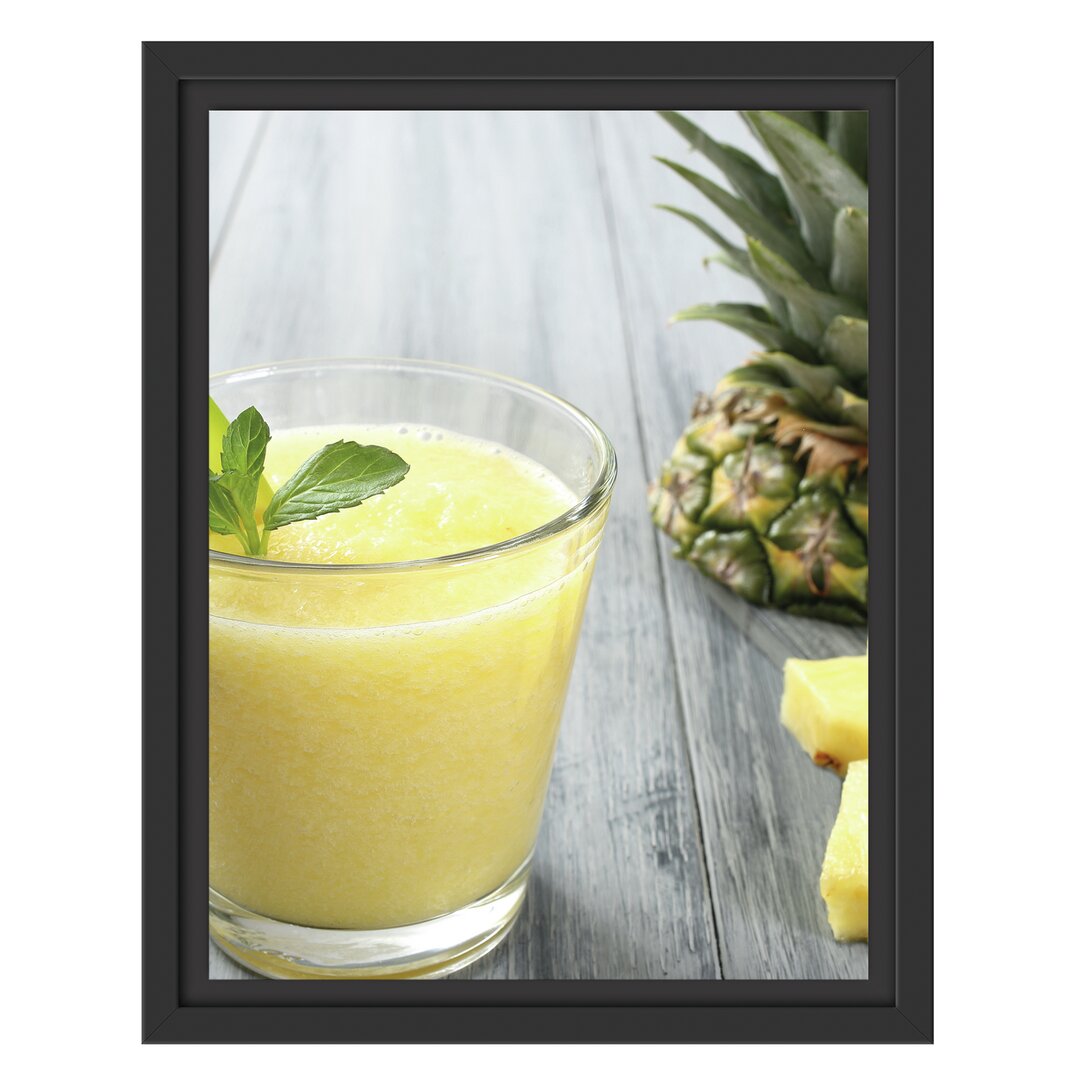 Gerahmtes Wandbild Ananas Cocktail auf Holztisch