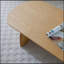 Élégante table basse en bois avec rangement caché, parfaite pour la vie moderne et l'organisation des essentiels.-451223482